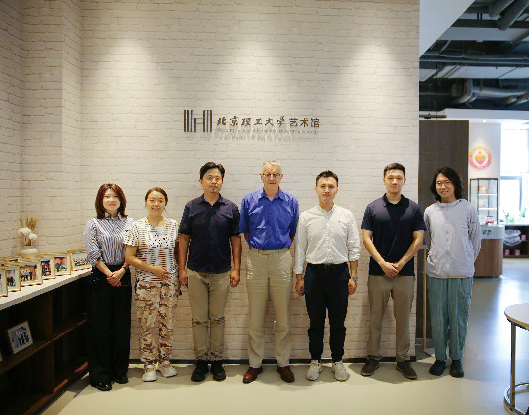 我院教师与simon bell 教授合影.jpg
